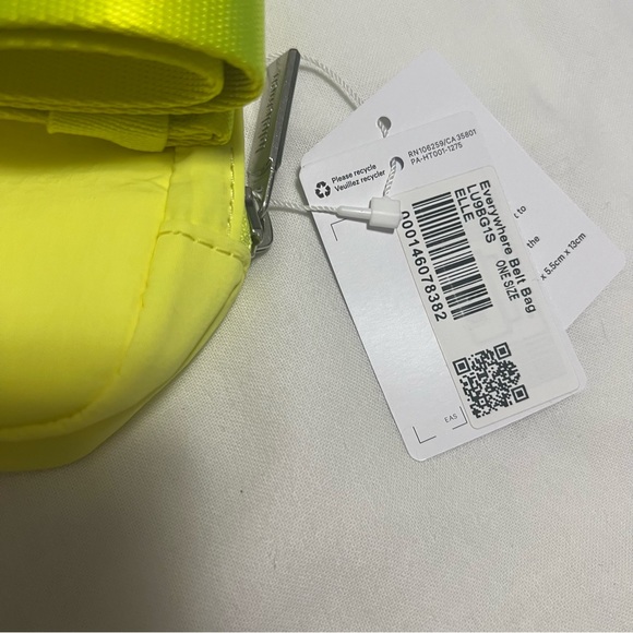 đ Lululemon Everywhere Belt Bag - Electric Lemon - Picture 4 of 5